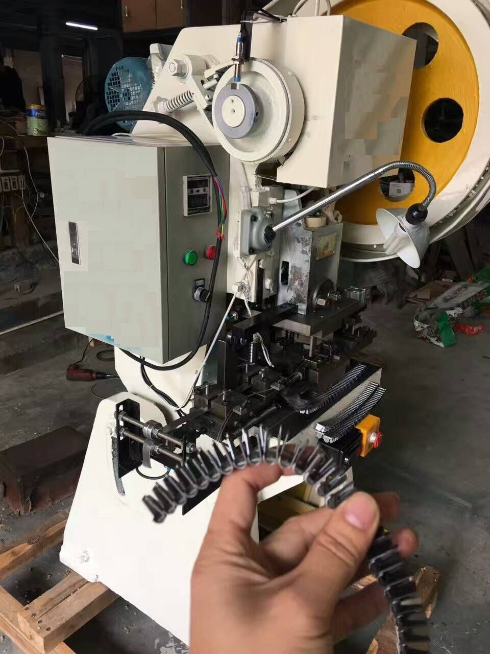 Машина за правење нокти со клип132